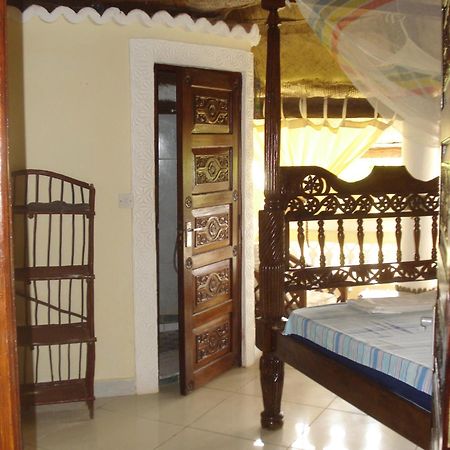Coconut Village Beach Resort Diani Beach Buitenkant foto
