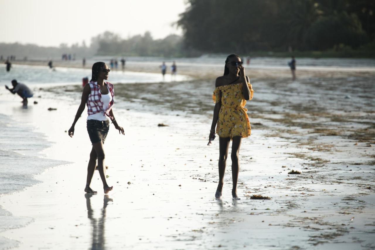 Coconut Village Beach Resort Diani Beach Buitenkant foto