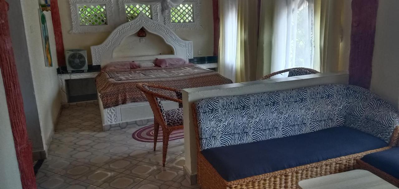 Coconut Village Beach Resort Diani Beach Buitenkant foto