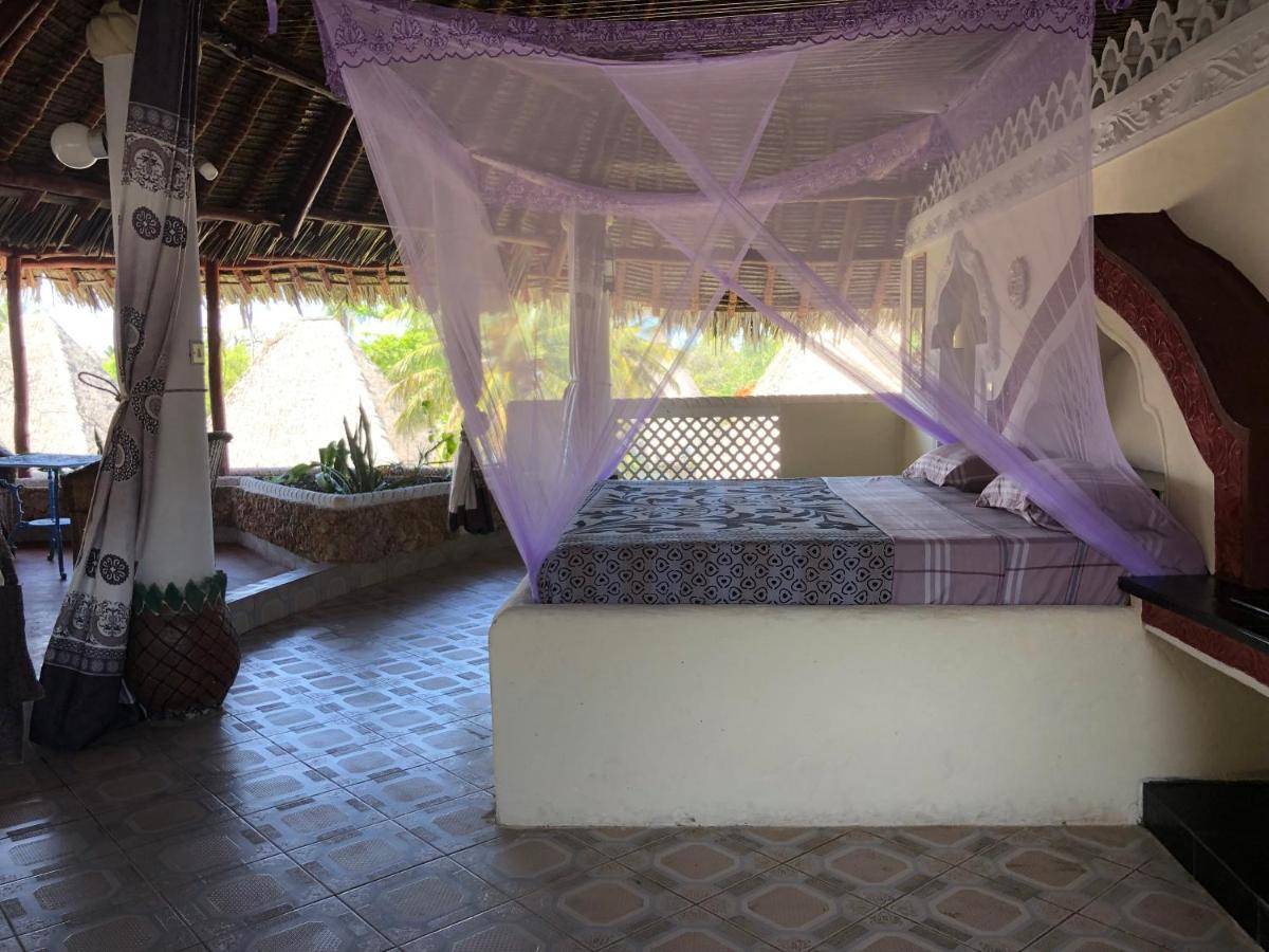 Coconut Village Beach Resort Diani Beach Buitenkant foto