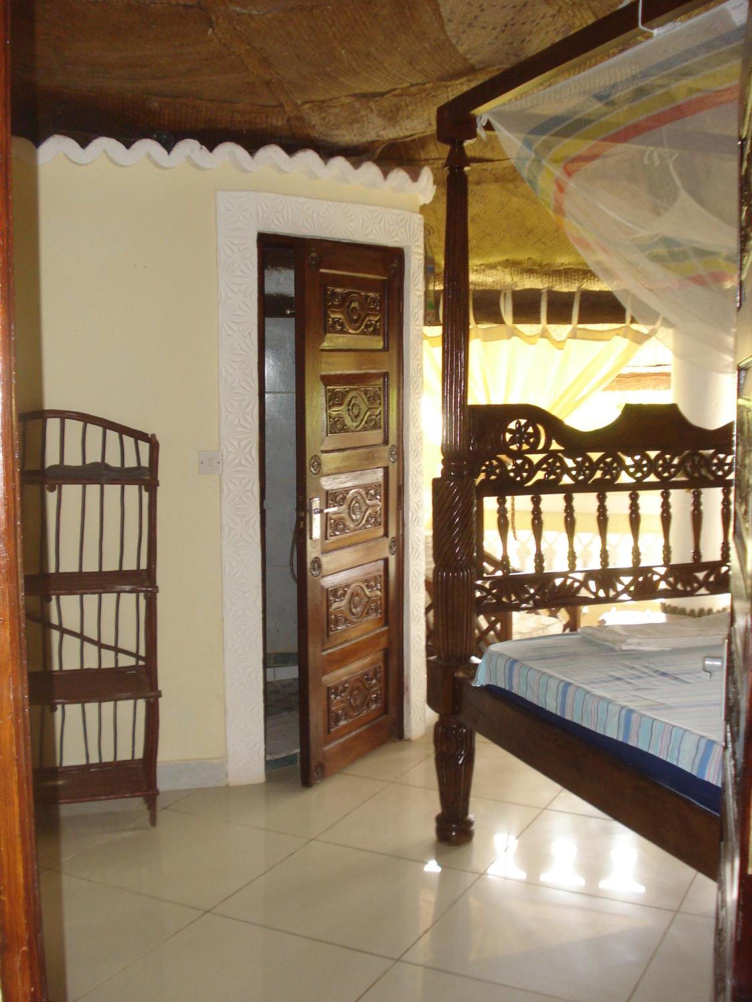 Coconut Village Beach Resort Diani Beach Buitenkant foto