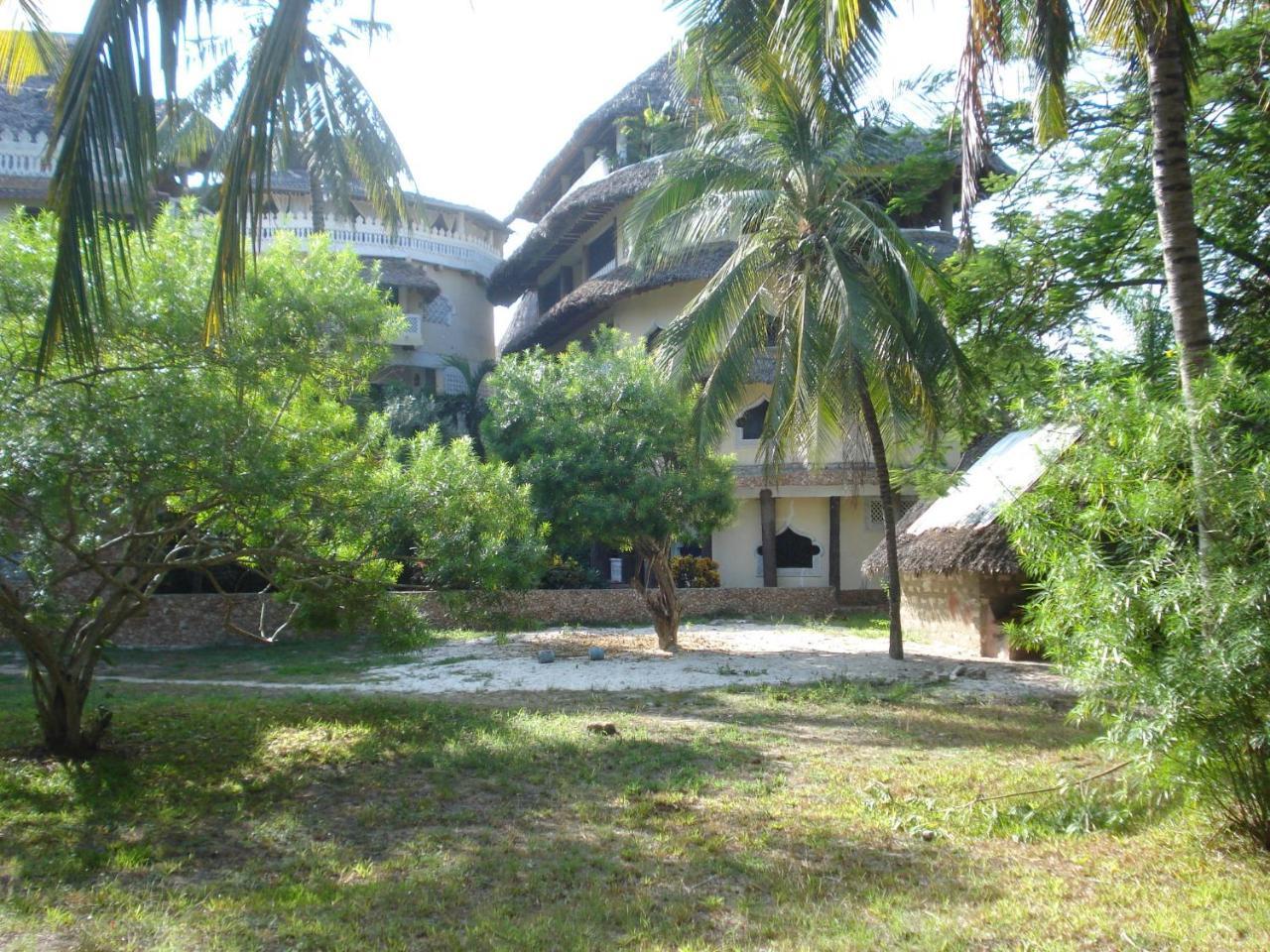 Coconut Village Beach Resort Diani Beach Buitenkant foto