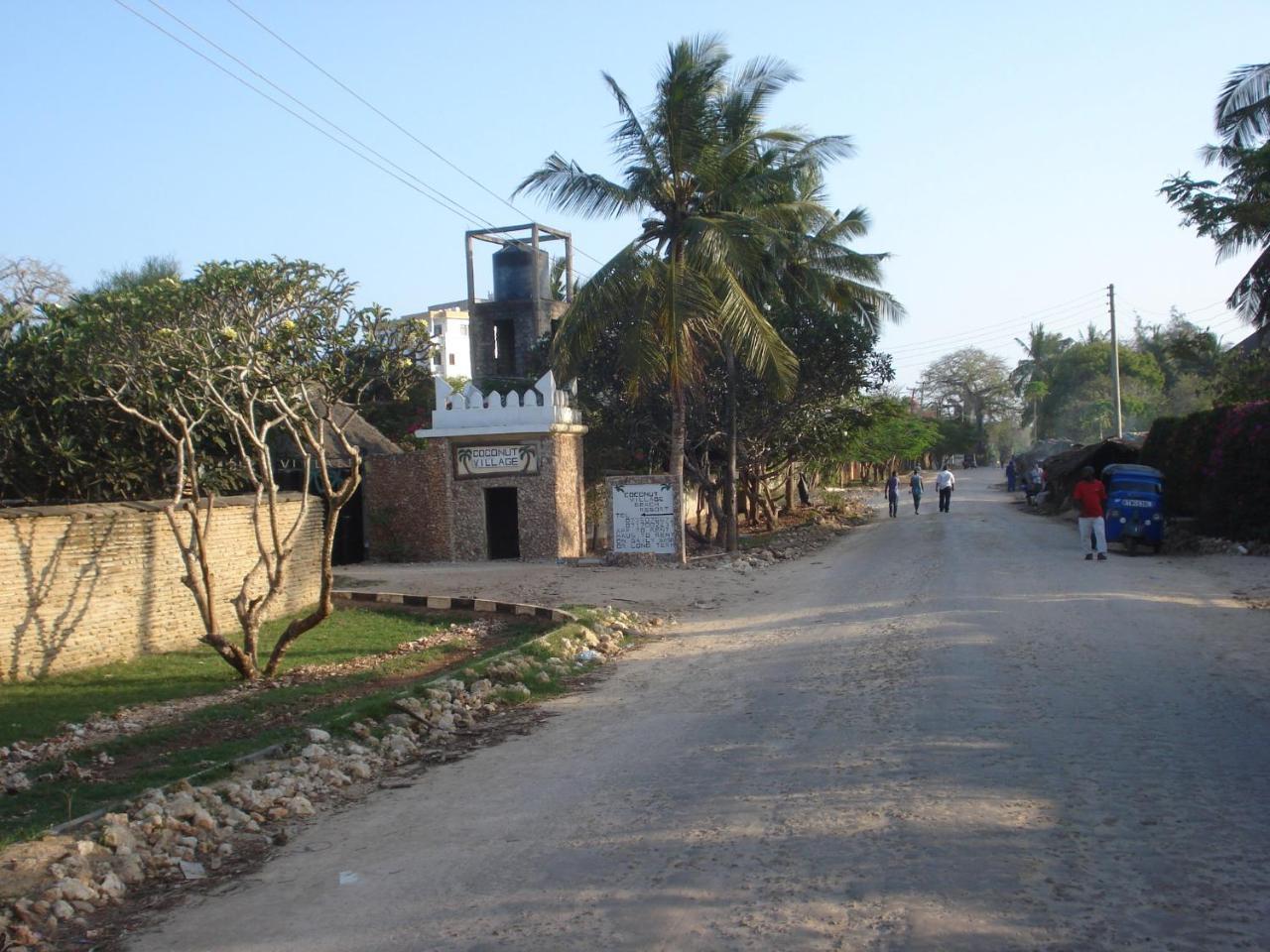 Coconut Village Beach Resort Diani Beach Buitenkant foto