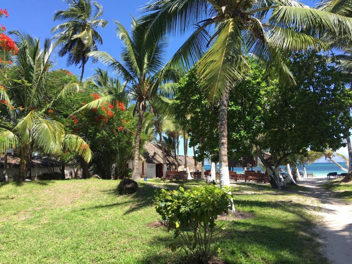 Coconut Village Beach Resort Diani Beach Buitenkant foto
